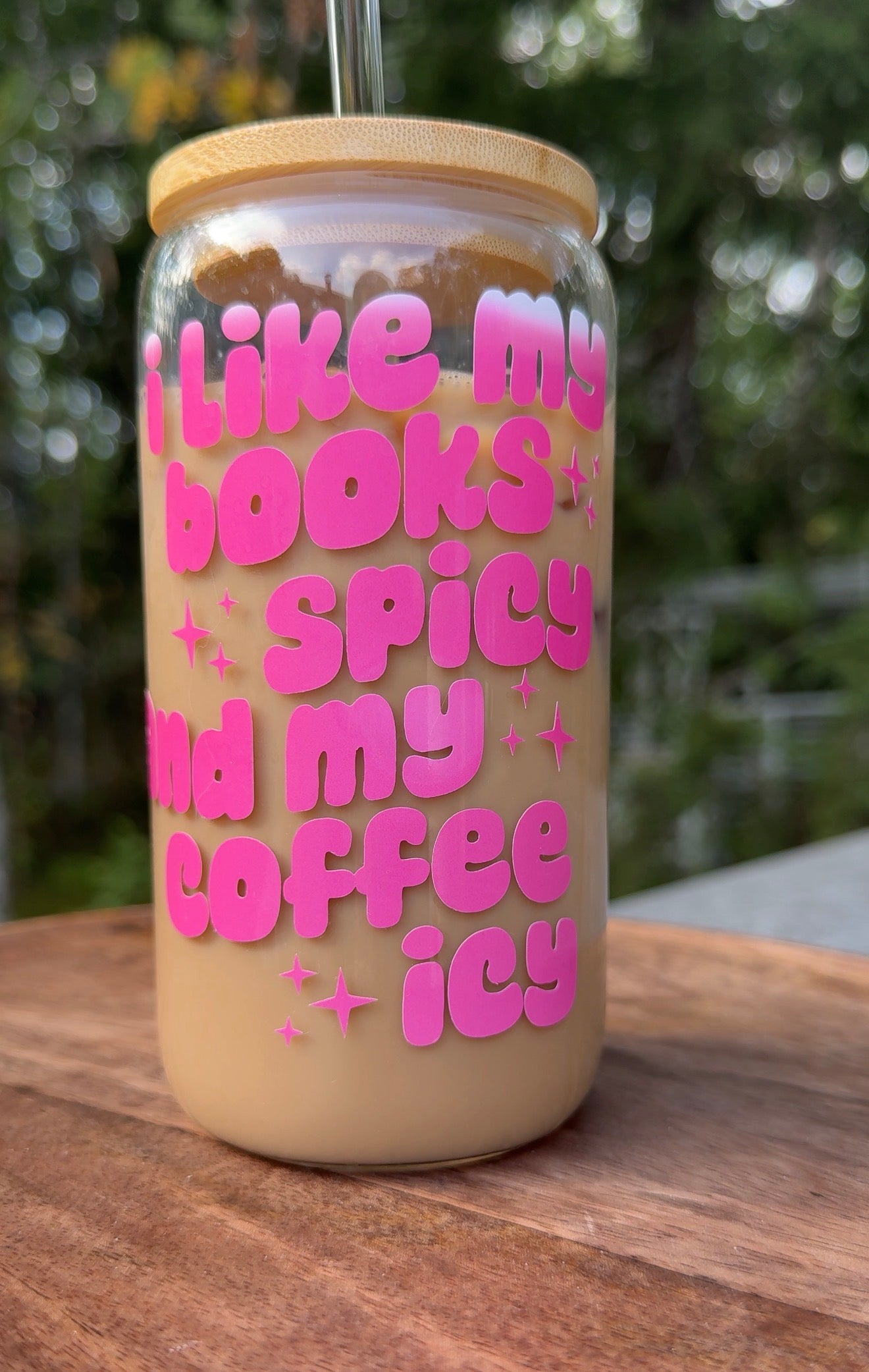 Glas med tryck - Books spicy, coffee icy KALLREAGERANDE