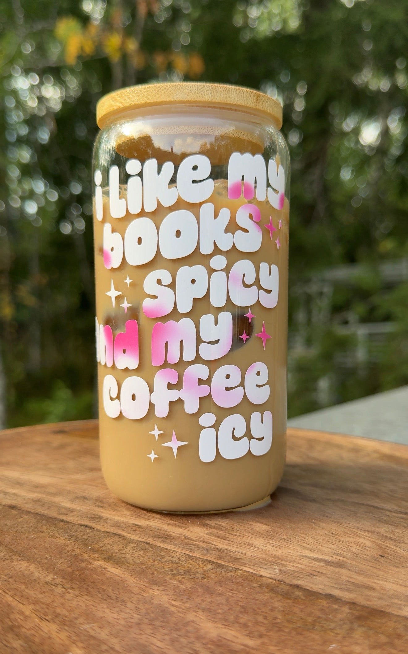 Glas med tryck - Books spicy, coffee icy KALLREAGERANDE