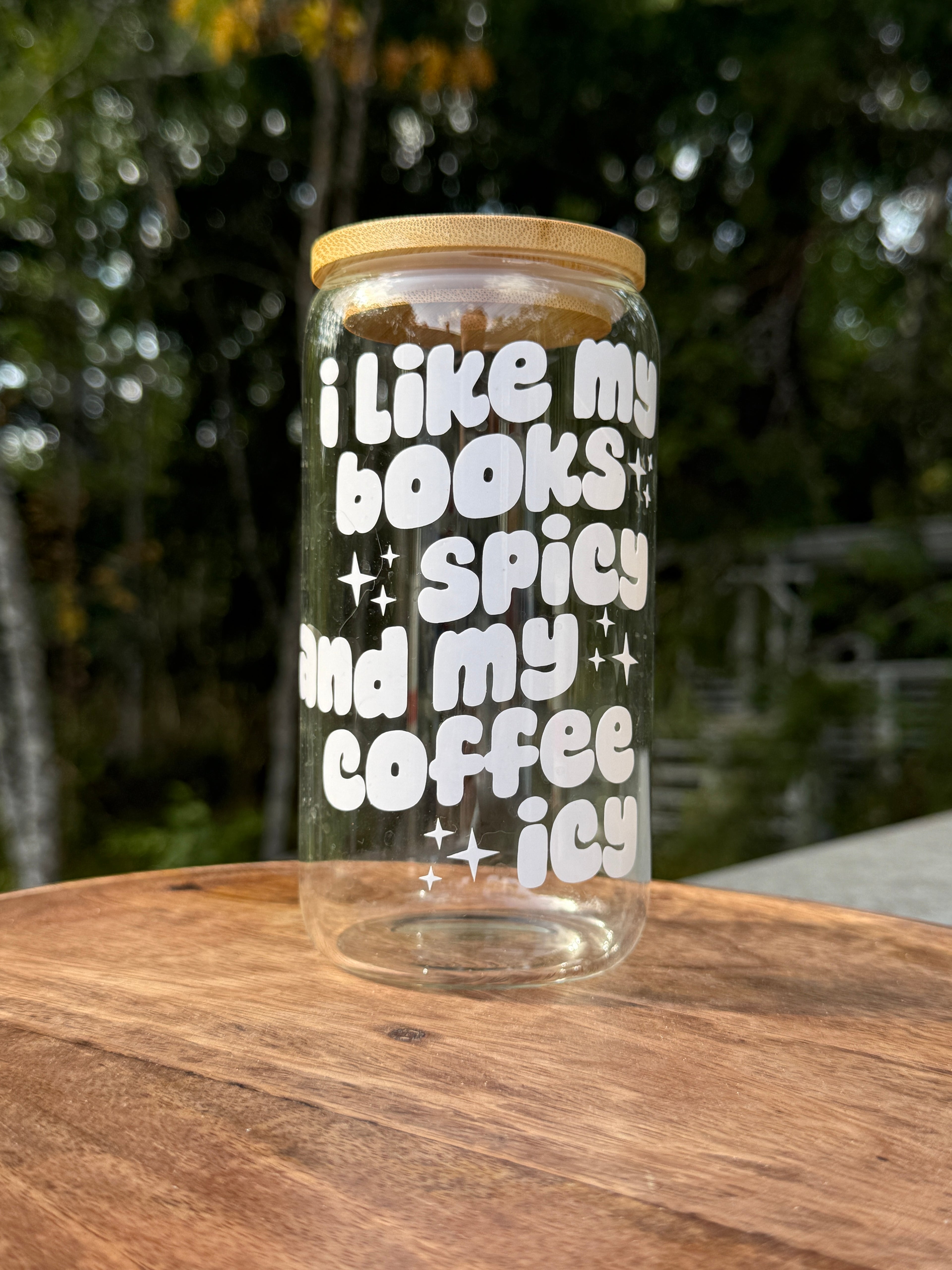 Glas med tryck - Books spicy, coffee icy KALLREAGERANDE